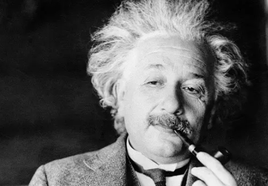 ألبرت أينشتاين: عبقري الفيزياء.. والكلمات المتأخرة